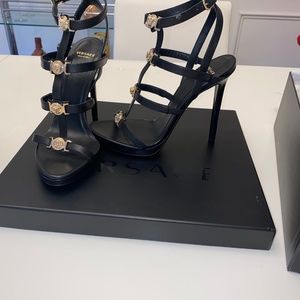 Versace sándalo vitelino